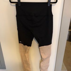 Black/pink Alo Yoga high-waisted goddess leggings